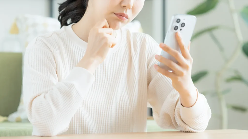 スマホの使い過ぎで老け顔に?脱スマホ依存で肌も心身も健康に!